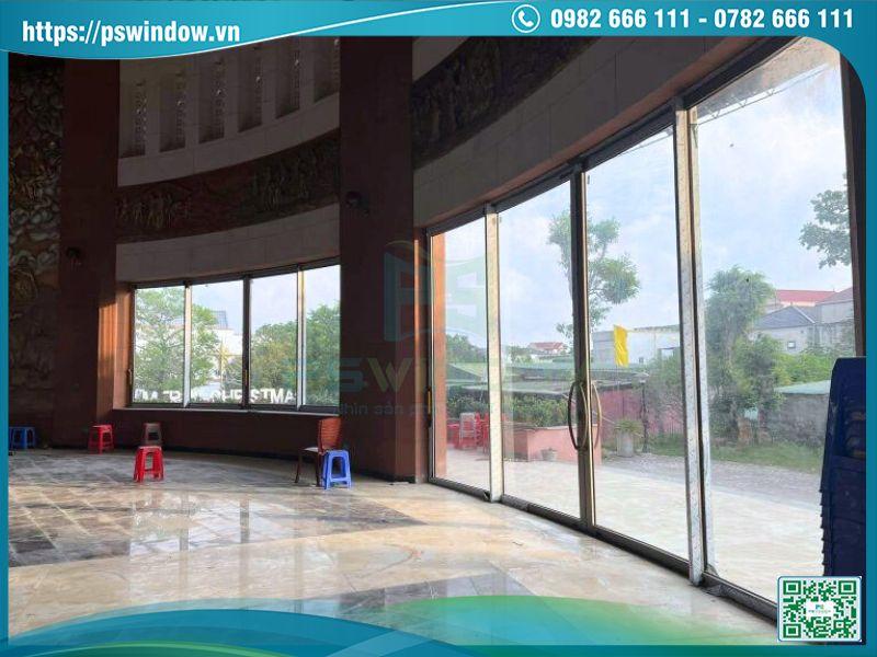 Cửa đi Felite sử dụng tay nắm bền chắc, sang trọng Cửa đi Felite sử dụng tay nắm bền chắc, sang trọng