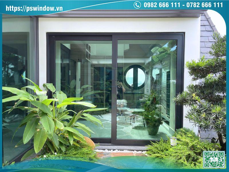 Cửa lùa 2 cánh nhôm Soco mở ra vườn cây cảnh trên sân thượng Cửa lùa 2 cánh nhôm Soco mở ra vườn cây cảnh trên sân thượng