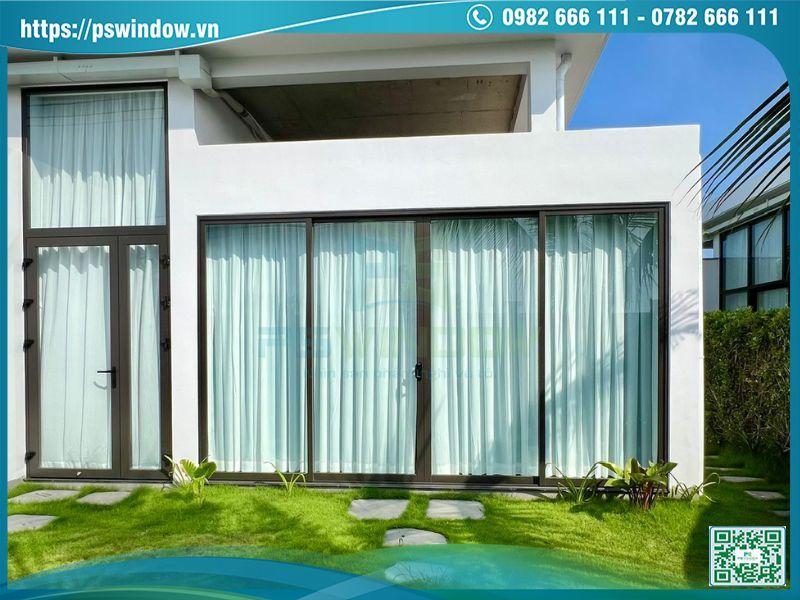 Cửa Maxpro lùa 4 cánh màu nâu lắp đặt cho resort nghỉ dưỡng