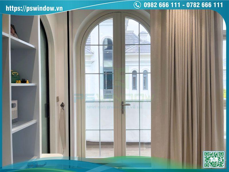 Cửa Maxpro mở quay 2 cánh màu trắng uốn vòm Cửa Maxpro mở quay 2 cánh màu trắng uốn vòm