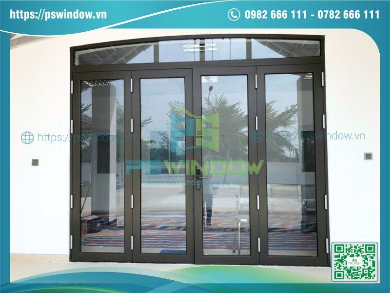 Cửa mở quay 4 cánh Maxpro fix trên màu đen mịn Cửa mở quay 4 cánh Maxpro fix trên màu đen mịn