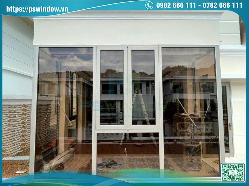 Cửa sổ 2 cánh mở quay Maxpro màu champagne kết hợp vách kính lấy sáng Cửa sổ 2 cánh mở quay Maxpro màu champagne kết hợp vách kính lấy sáng