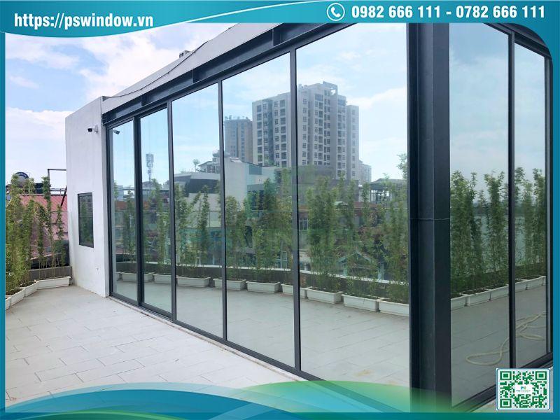 Cửa Xingfa lùa và vách kính tạo không gian mở hiện đại Cửa Xingfa lùa và vách kính tạo không gian mở hiện đại