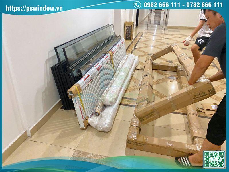 Khung nhôm, kính và cửa được chuyển lên công trình Khung nhôm, kính và cửa được chuyển lên công trình