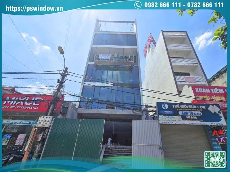 Vách kính dựng Xingfa lộ đố Pswindow thi công tại Mê Linh