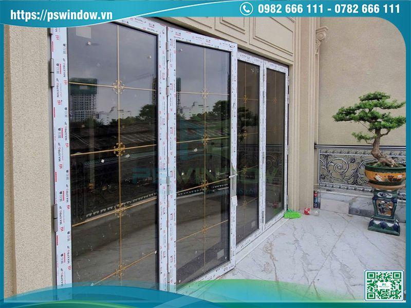 Bộ cửa nhôm Maxpro 4 cánh mở quay kính màu trà ở ban công mặt tiền 