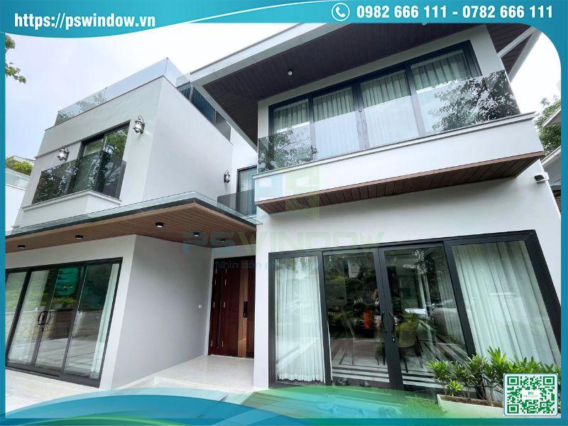 Công trình biệt thự hiện đại sử dụng cửa nhôm kính hộp trắng trong