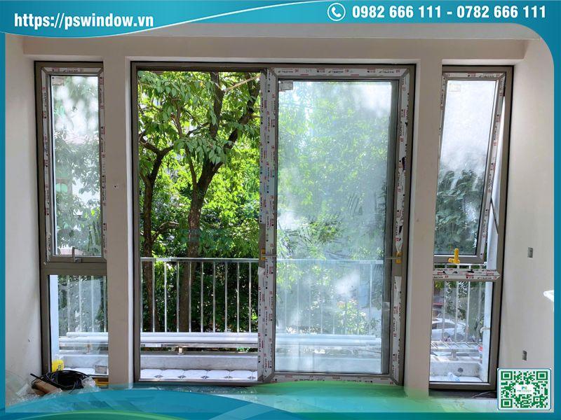 Cửa ban công phòng ngủ thiết kế độc đáo