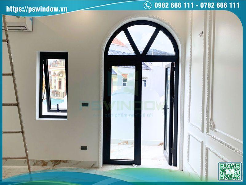 Cửa đi 2 cánh mở quay fix trên uốn vòm nhôm Rolan