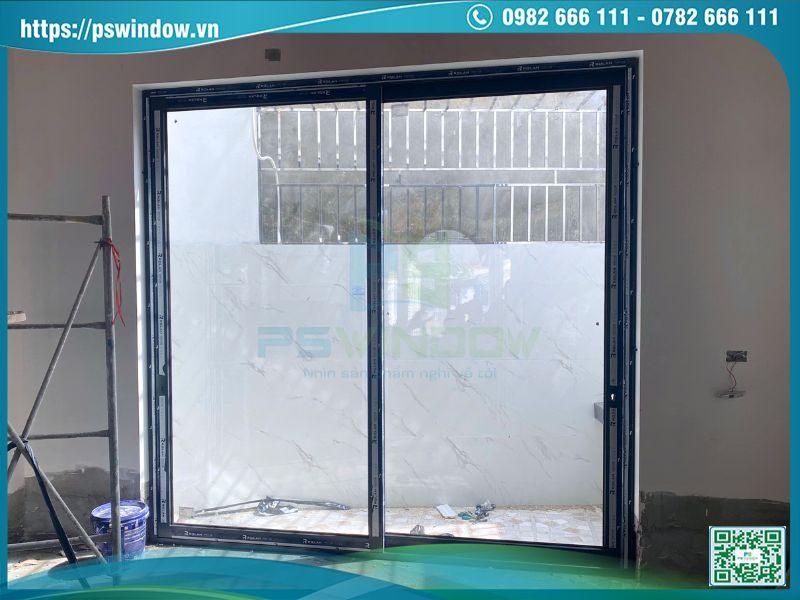 Cửa đi lùa 2 cánh nhôm Rolan làm cửa sau tầng 1