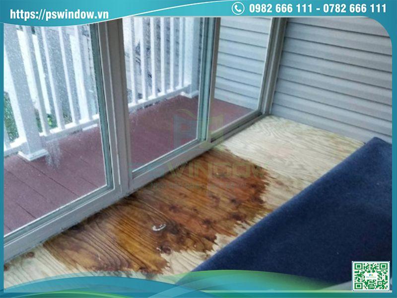 Cửa nhôm kém chất lượng lâu ngày bị vào nước Cửa nhôm kém chất lượng lâu ngày bị vào nước