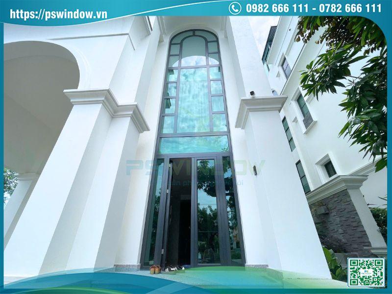 Cửa nhôm kính mặt tiền kiểu mở quay kết hợp vách kính uốn vòm Cửa nhôm kính mặt tiền kiểu mở quay kết hợp vách kính uốn vòm