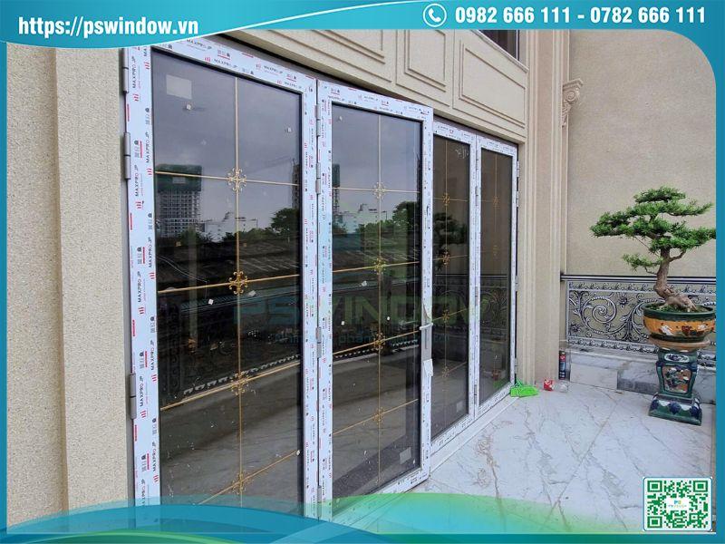 Cửa nhôm kính màu trà, nan đồng trang trí