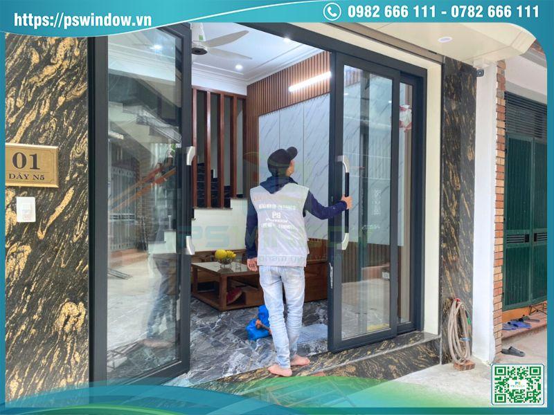 Cửa nhôm trượt quay 4 cánh cho mặt tiền nhà phố Cửa nhôm trượt quay 4 cánh cho mặt tiền nhà phố