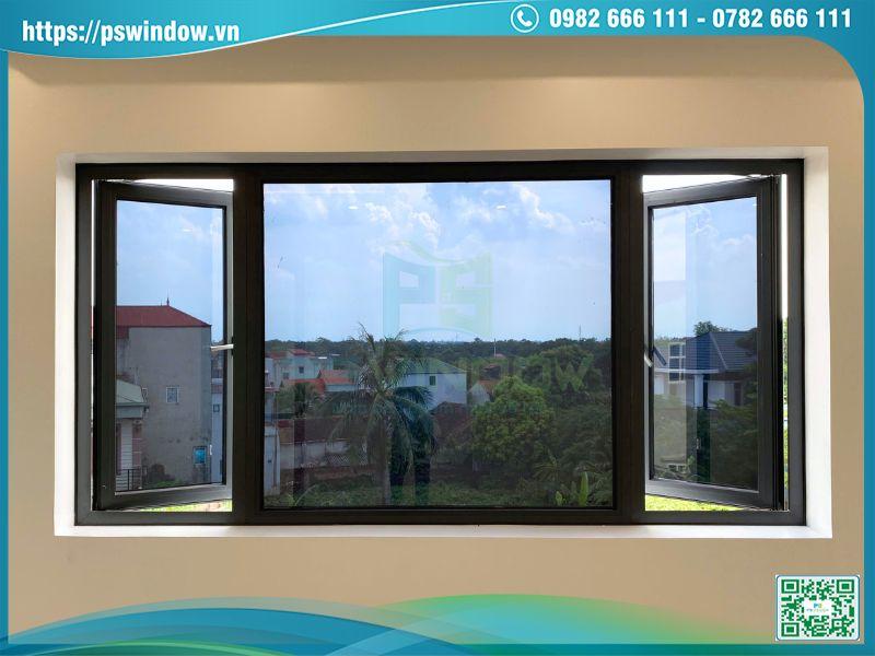 Cửa sổ phòng ngủ dùng kính tối màu riêng tư và chống chói nắng