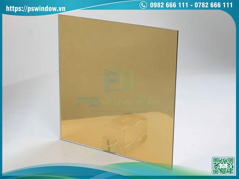 Kính được phủ lớp màng phản quang cực mỏng trên bề mặt Kính được phủ lớp màng phản quang cực mỏng trên bề mặt