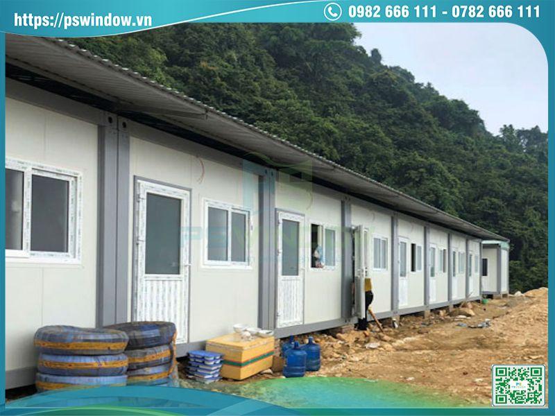 Nhà tạm sử dụng nhôm cỏ làm cửa Nhà tạm sử dụng nhôm cỏ làm cửa