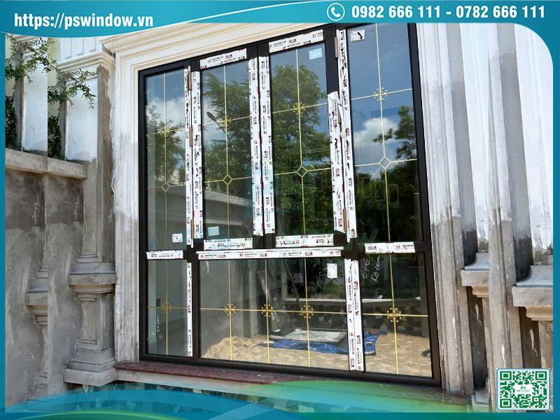 Vách kính kết hợp cửa sổ mở quay 2 cánh ở mặt tiền