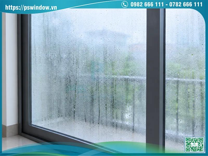 Cửa kính bị hấp hơi nước vào ngày có độ ẩm cao