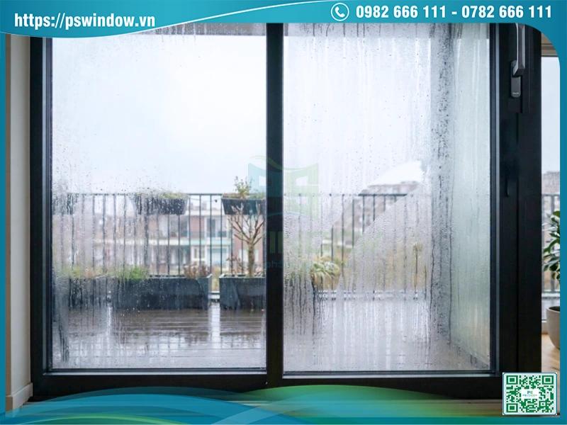 Cửa nhôm kính bị hấp hơi nước làm giảm tầm nhìn và thẩm mỹ