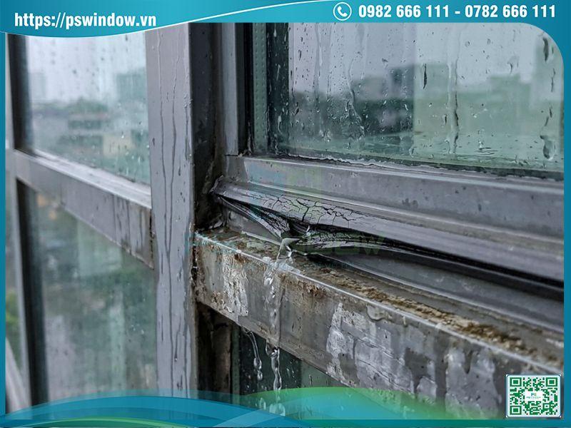 Gioăng kém chất lượng có thể bị nứt nẻ, giòn gãy gây thấm nước (ảnh minh họa)