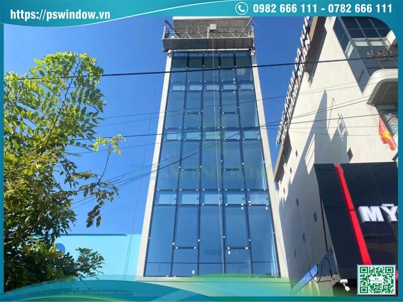Mặt dựng đã được vào kính và đi keo