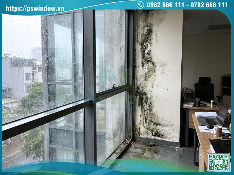 Mặt dựng nhôm kính bị thấm tràn nước gây ẩm mốc tường