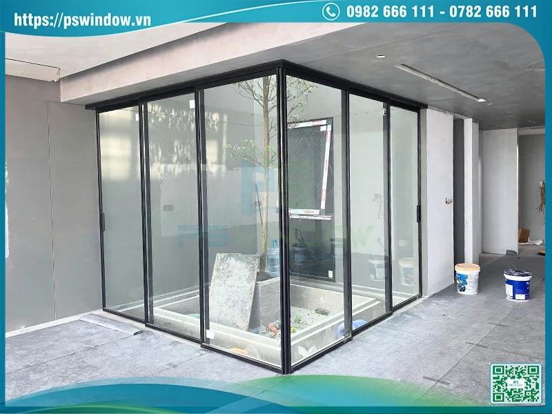Mẫu vách ngăn kiểu cửa lùa vuông góc không trụ cho khu giếng trời