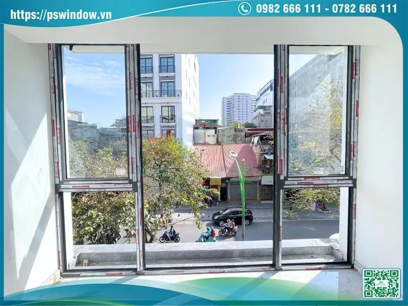 Vách kính kết hợp cửa sổ lấy thoáng cho phòng ngủ nhà ống phía mặt tiền