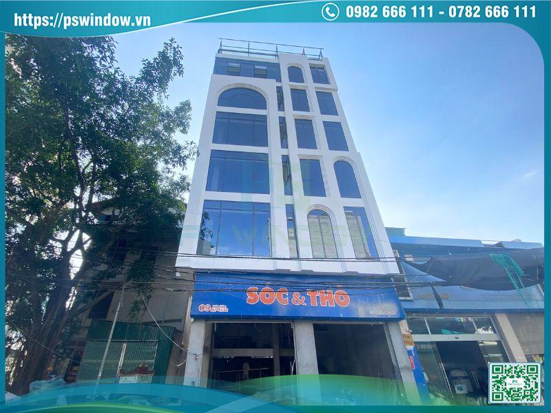 Cửa hàng thương mại lắp đặt vách kính cố định mặt tiền