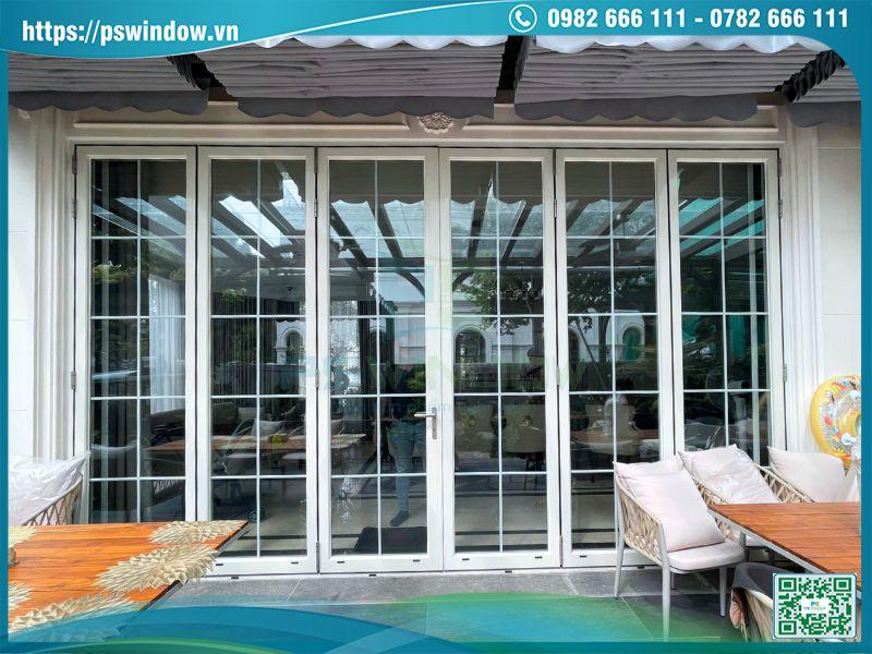 Cửa Maxpro màu trắng kiểu xếp trượt hiện đại, tối ưu không gian