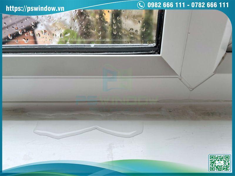 Cửa nhôm bị vào nước do bơm keo không kín khít