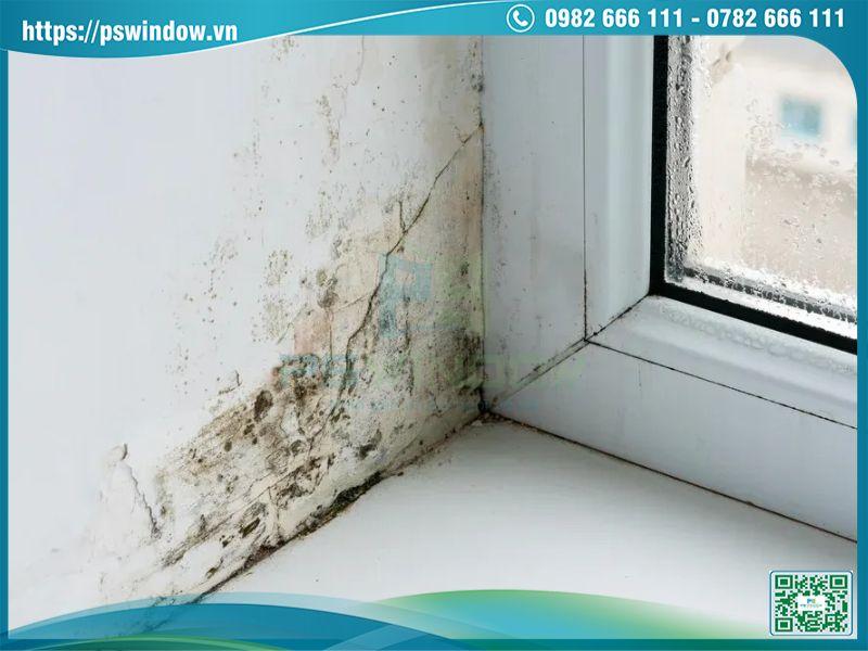 Cửa nhôm bị vào nước khiến tường ẩm mốc gây hại sức khỏe