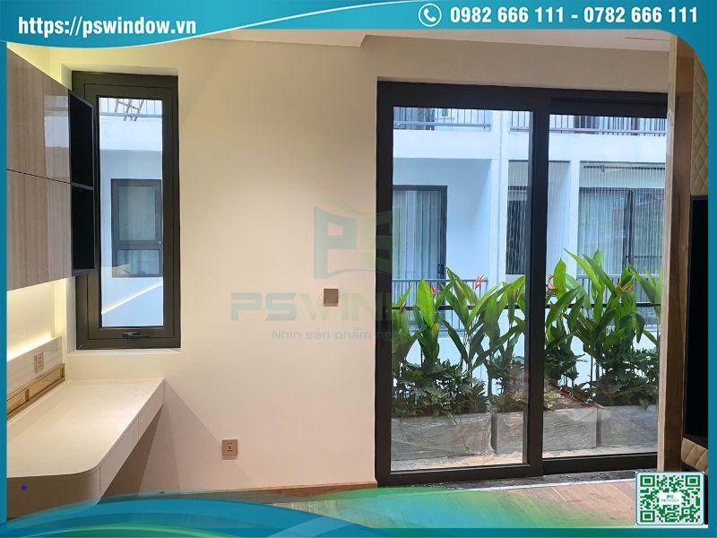 Cửa nhôm Maxpro màu đen mịn cho người mệnh Thủy/ Mộc