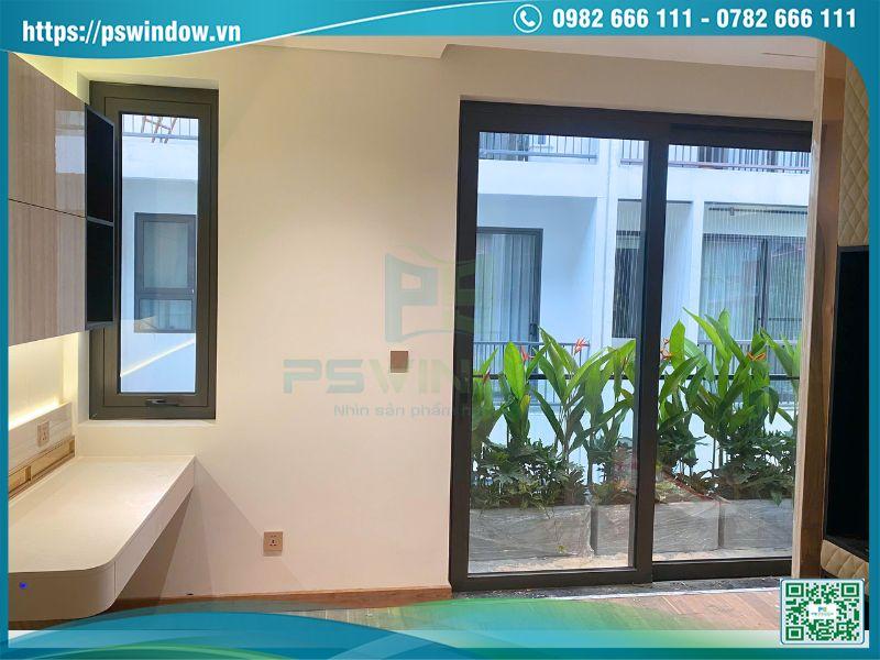 Cửa nhôm Maxpro màu nâu thu kính hộp trắng trong