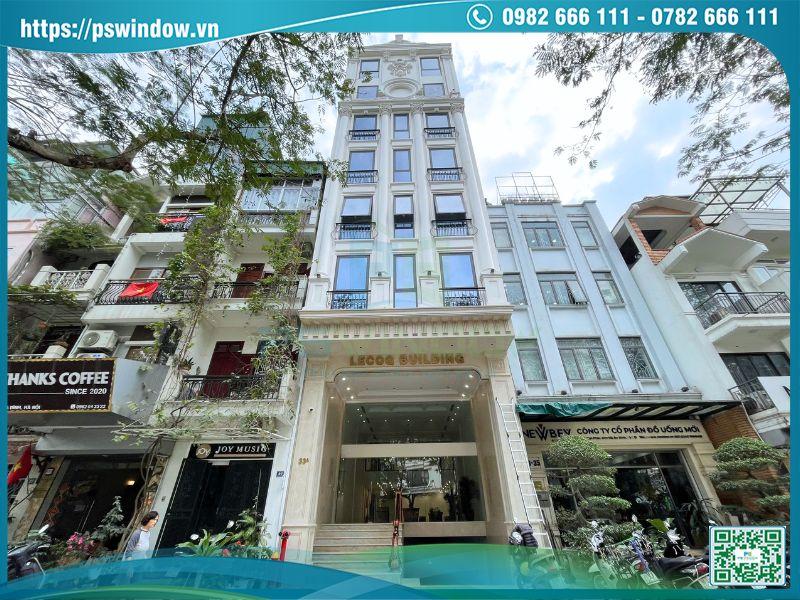 Giải pháp nhôm kính cho tòa văn phòng với cửa nhôm kính và vách kính cường lực mặt tiền