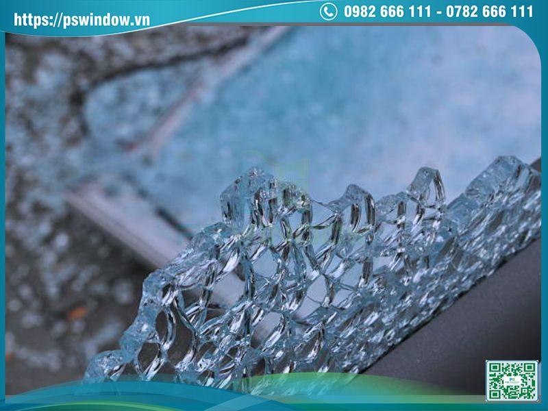 Kính cường lực vỡ vụn thành từng mẩu