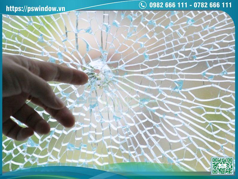 Kính dán an toàn khi vỡ vẫn dính lại trên màng pvb