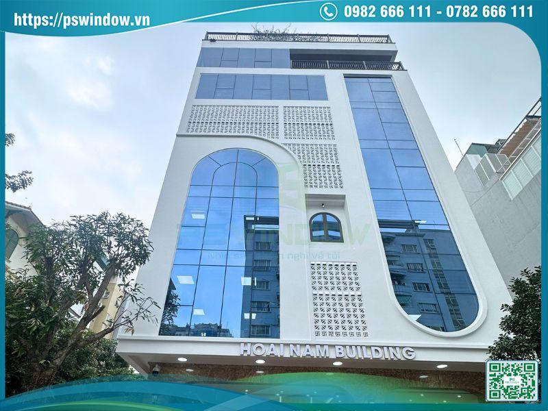 Kính thông tầng uốn vòm độc đáo