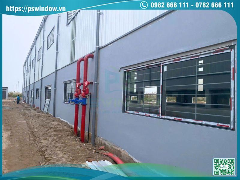 Lắp cửa nhôm kính giúp tận dụng ánh sáng tự nhiên cho nhà xưởng