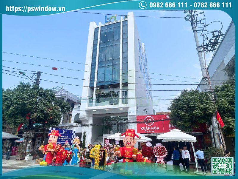 Pswindow thi công vách thông tầng nhôm kính cho tòa nhà văn phòng