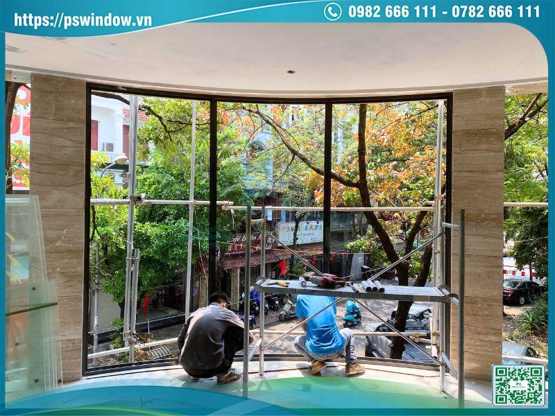 Thợ Pswindow lắp đặt cửa nhôm vách kính cho công trình