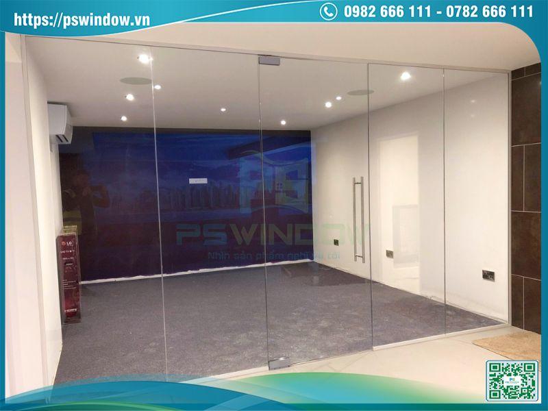 Vách kính cường lực không khung kết hợp cửa đi bản lề sàn cho văn phòng