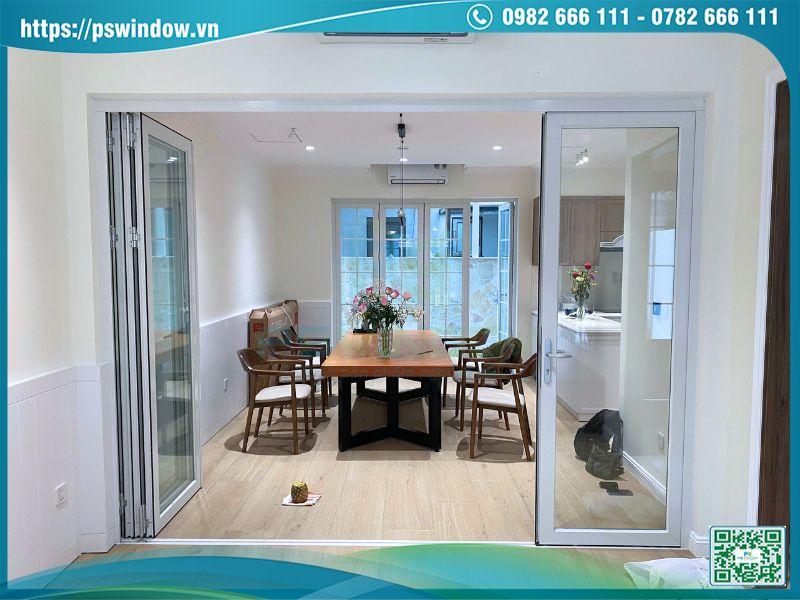 Vách kính di động dạng xếp gấp ngăn phòng khách phòng bếp