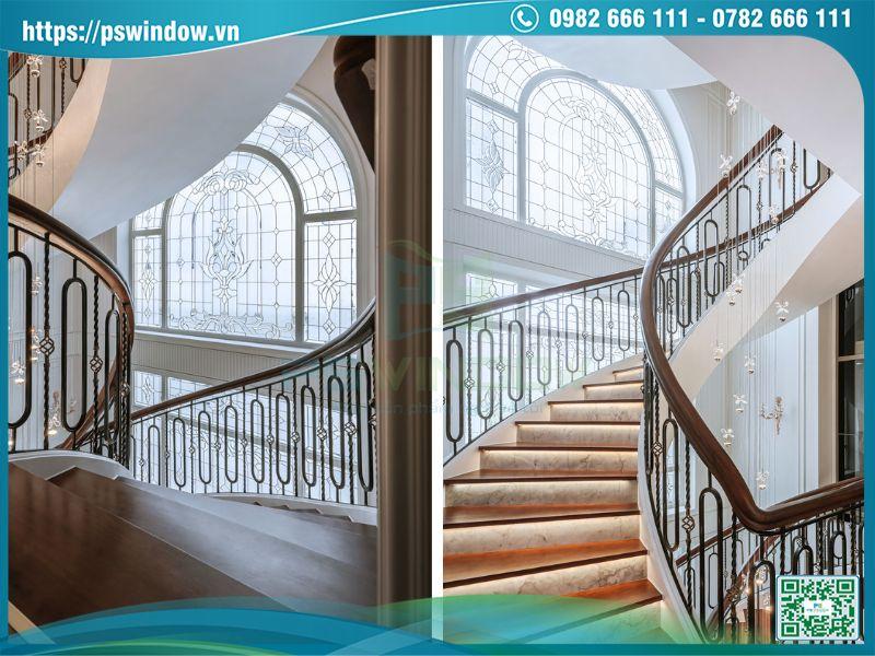 Vách kính hoa đồng uốn vòm sang trọng cho khu cầu thang