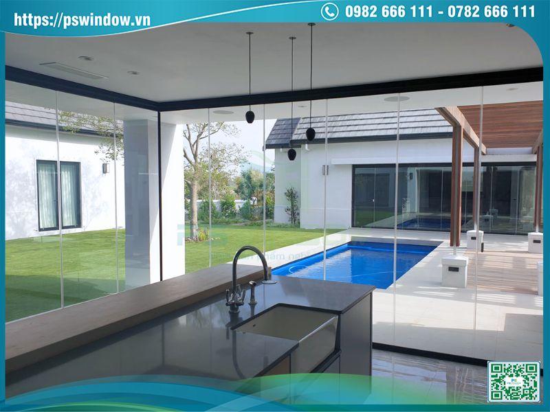 Vách kính không khung ngăn chia nội- ngoại thất cho biệt thự hiện đại