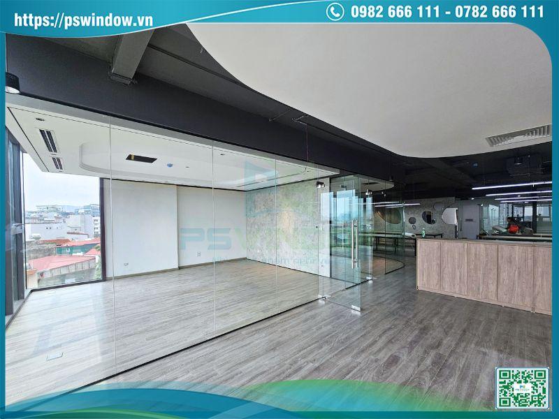 Vách kính không khung và cửa thủy lực ngăn văn phòng