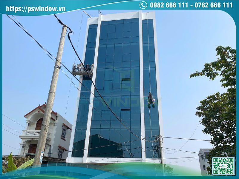 Vách kính mặt dựng là hệ thống bao che công trình bằng nhôm kính