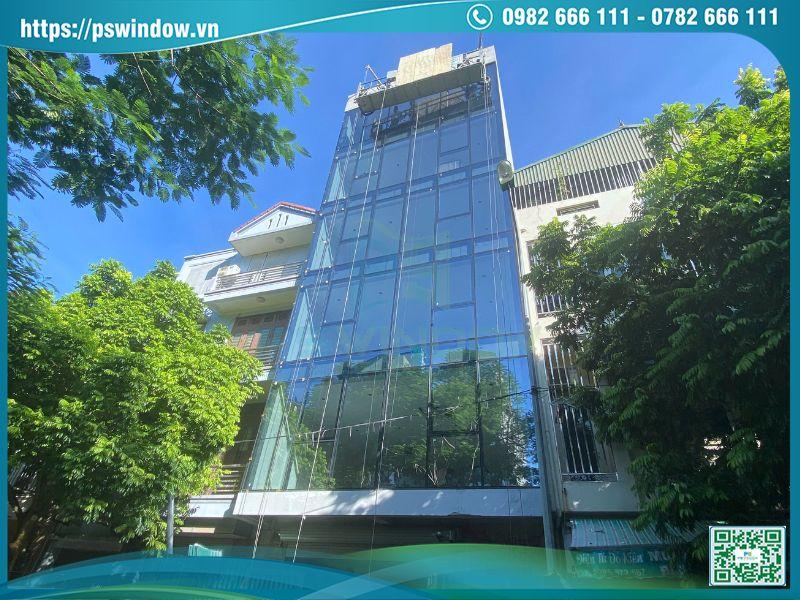 Vách kính showroom cấu tạo từ khung nhôm, kính, phụ kiện, gioăng keo