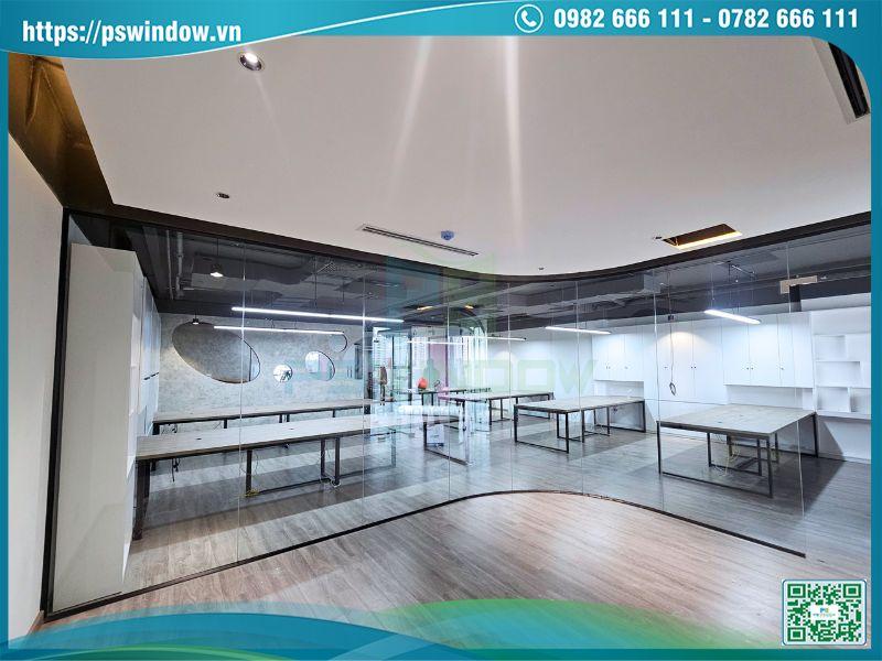 Vách kính uốn cong sang trọng cho văn phòng hiện đại